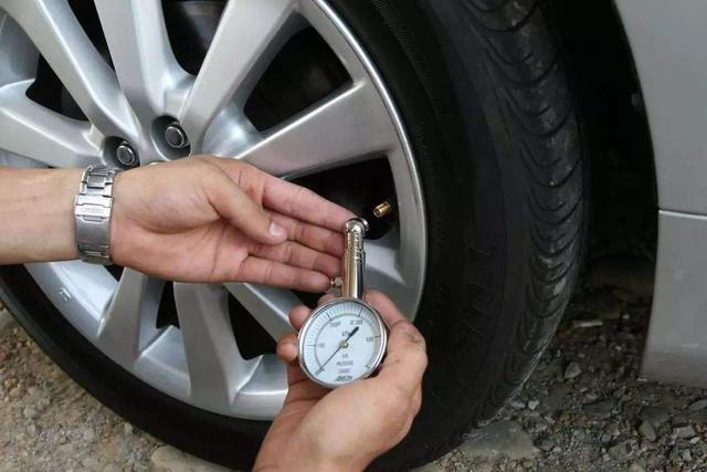 胎壓充到2.5bar最佳？老司機：不懂別瞎說！胎壓要這么充最安全